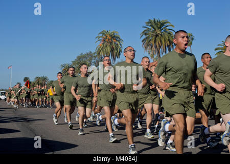 La nouvelle société de l'écho des Marines, 2e Bataillon d'instruction des recrues, retrouver leurs proches en journée familiale au Marine Corps Recruter Depot San Diego, aujourd'hui. Après près de 13 semaines de formation, les Marines de la Compagnie Echo va officiellement diplômée de l'instruction des recrues demain. Banque D'Images