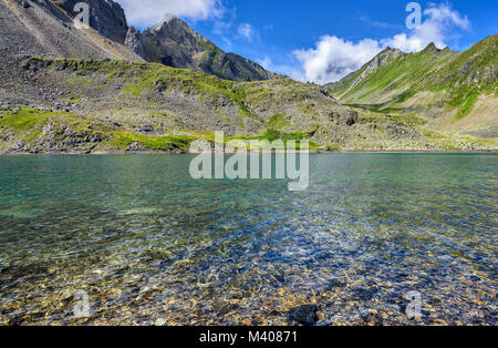 L'eau transparente de Cold Mountain Lake. Sayan de l'Est. La Russie Banque D'Images