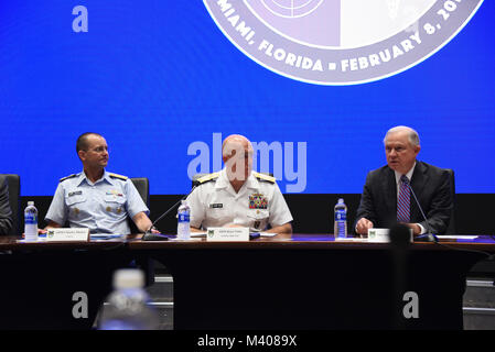 MIAMI (fév. 8, 2018) -- le procureur général américain Jeff Sessions (à droite) donne à l'allocution d'ouverture lors de l'opioïde Sommet tenu à le SOUTHCOM siège. Les dirigeants du gouvernement américain et des experts dans les domaines de la santé publique, l'interdiction, l'application de la loi, et la justice a assisté au sommet d'examiner la crise, envisage des moyens pour renforcer la réponse collective de la nation et de définir des stratégies globales pour résoudre le problème. (Photo par la Garde côtière Maître de 2e classe Jonathan Lally) Banque D'Images