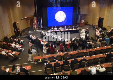 MIAMI (fév. 8, 2018) -- le procureur général américain Jeff donne des séances d'ouverture de l'opioïde Sommet tenu à le SOUTHCOM siège. Les dirigeants du gouvernement américain et des experts dans les domaines de la santé publique, l'interdiction, l'application de la loi, et la justice a assisté au sommet d'examiner la crise, envisage des moyens pour renforcer la réponse collective de la nation et de définir des stratégies globales pour résoudre le problème. (Photo par la Garde côtière Maître de 2e classe Jonathan Lally) Banque D'Images