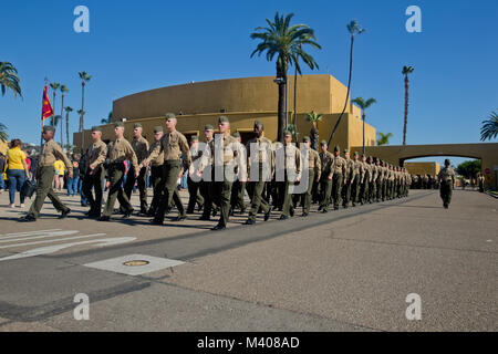 La nouvelle société de l'écho des Marines, 2e Bataillon d'instruction des recrues, retrouver leurs proches en journée familiale au Marine Corps Recruter Depot San Diego, aujourd'hui. Après près de 13 semaines de formation, les Marines de la Compagnie Echo va officiellement diplômée de l'instruction des recrues demain. Banque D'Images