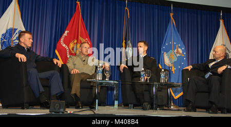 De gauche, Commandant de la Garde côtière Adm. Paul F. Zukunft, Commandant de la Marine Corps le général Robert B. Neller, chef des opérations navales Adm. M. John Richardson, a pris sa retraite et le SMA de la Marine. James Stavridis parler pour servir ses membres et participants à la mer les chefs de service de ville Dîner au Centre de Congrès de San Diego, San Diego, Californie, le 8 février 2018. Ils ont parlé de leurs services respectifs et répondu aux questions du public. (U.S. Marine Corps photo par le Sgt. Olivia G. Ortiz) Banque D'Images