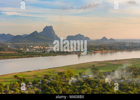 Hpa-An : vue depuis le mont (Hpan-Pu Hpa-Pu) à Thanlwin (Salween) River, ville Hpa-An, mont Zwegabin, les montagnes de calcaire, , Kayin (Karen), Myanmar Banque D'Images