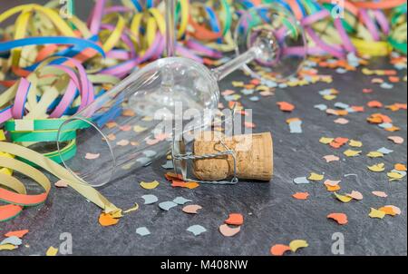 Le verre à champagne avec Carnival décoration sur une ardoise Banque D'Images