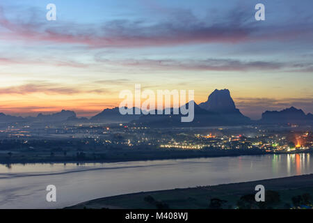 Hpa-An : vue depuis le mont (Hpan-Pu Hpa-Pu) à Thanlwin (Salween) River, ville Hpa-An, mont Zwegabin, les montagnes de calcaire, , Kayin (Karen), Myanmar Banque D'Images