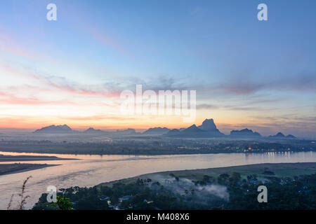 Hpa-An : vue depuis le mont (Hpan-Pu Hpa-Pu) à Thanlwin (Salween) River, ville Hpa-An, mont Zwegabin, les montagnes de calcaire, , Kayin (Karen), Myanmar Banque D'Images