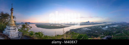 Hpa-An : vue depuis le mont (Hpan-Pu Hpa-Pu) à Thanlwin (Salween) River, ville Hpa-An, mont Zwegabin, les montagnes de calcaire, stupa, , Kayin (Karen), Banque D'Images