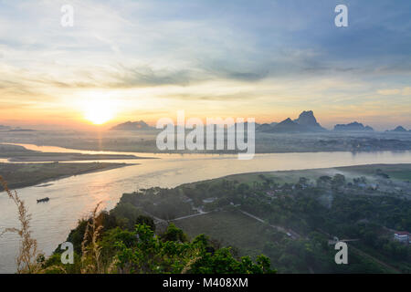 Hpa-An : vue depuis le mont (Hpan-Pu Hpa-Pu) à Thanlwin (Salween) River, ville Hpa-An, mont Zwegabin, les montagnes de calcaire, , Kayin (Karen), Myanmar Banque D'Images