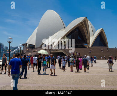 Les gens qui vont à et venant de l'Opéra de Sydney, Sydney Harbour, Sydney, New South Wales, Australia Banque D'Images