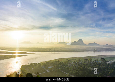 Hpa-An : vue depuis le mont (Hpan-Pu Hpa-Pu) à Thanlwin (Salween) River, ville Hpa-An, mont Zwegabin, les montagnes de calcaire, , Kayin (Karen), Myanmar Banque D'Images