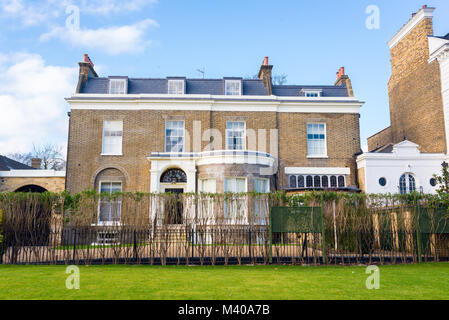 Clapham Londres, UK - Janvier 2018 : Façade d'un somptueux hôtel particulier de luxe maison victorienne restaurée en briques jaune et blanc avec finition secteur gard Banque D'Images