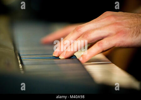 Close up male hands playing piano électrique à l'intérieur Banque D'Images