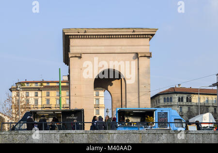 Milan, Italie - Février 11, 2018 : l'alimentation des camions sur la rue en face de Porta Ticinese à Milan, Italie Banque D'Images