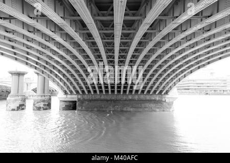 Au-dessous de Blackfriars Bridge, London, UK Banque D'Images