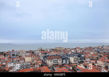 Vue aérienne d'Arcachon, France, lors d'une tempête sur l'apparence d'un jour de pluie. Situé dans la baie d'Arachon (bassin d'Arachon), la ville est l'un des plus touristi Banque D'Images