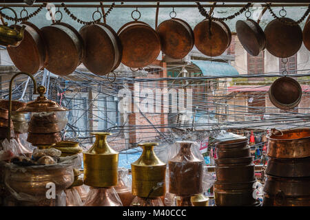 En Laiton et Bronze, plats et vases à un marché dans Thamel, Katmandou, Népal Banque D'Images