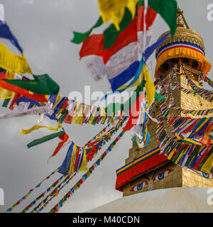 Stupa Boudhanath avec les drapeaux de prières, Katmandou, Népal. Image carrée. Banque D'Images