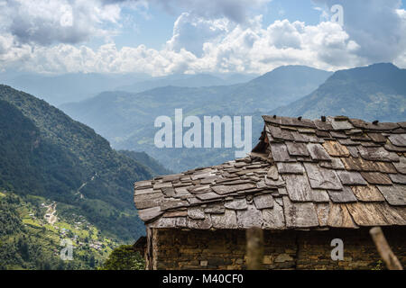 Toit de la maison en pierre dans village de montagne dans l'Himalaya, près de la chaîne d'Annapurna, Népal Banque D'Images