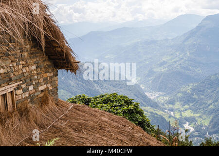 Toit de chaume de la Maison dans village de montagne dans l'Himalaya, près de la chaîne d'Annapurna, Népal Banque D'Images