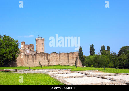 La tour de Chindia et ruines de la Cour royale, Targoviste, Roumanie, Europe Banque D'Images