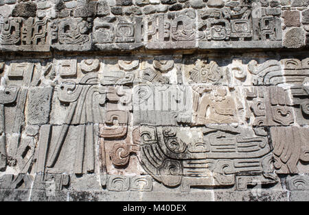 Avec la sculpture bas-relief d'un chef indien de l'Amérique pré-colombienne, la civilisation Maya, Temple de la Serpent à Plumes à Xochicalco, au Mexique. L'UNESCO Banque D'Images
