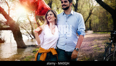 Photo de couple romantique à l'extérieur avec baloons Banque D'Images