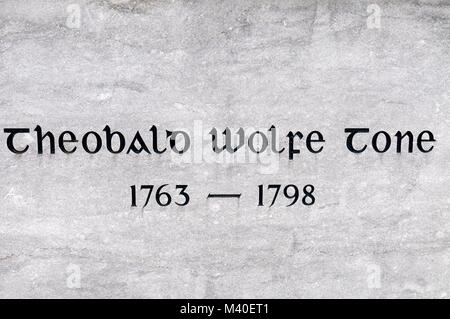 Une plaque fixée à la statue de Theobald Wolfe Tone.1763- 1798. Il était un révolutionnaire irlandais figure et sa statue se trouve dans WolfeTone Square Banque D'Images