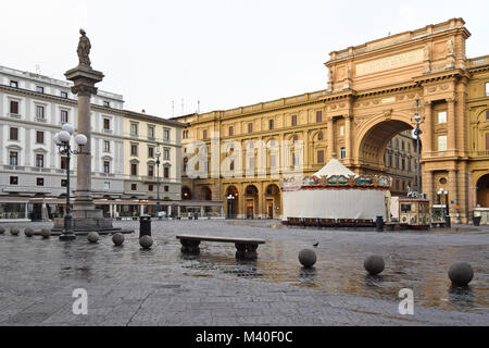 FLORENCE, ITALIE - 17 septembre 2017 : la Place de la Repubblica à Florence. Un rectangle square à Florence en matin tôt où les artistes de rue ne sont pas Banque D'Images