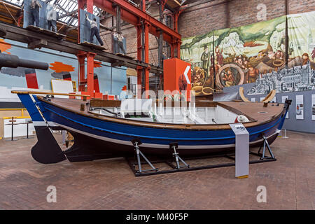 Intérieur de l'édifice du musée à Linthouse Scottish Maritime Museum à Irvine Ayrshire du Nord Ecosse UK avec yole Zoulou Katie bateau de pêche Banque D'Images