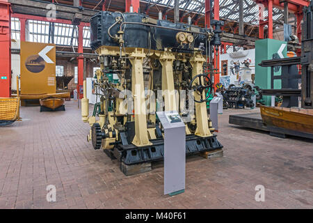 Intérieur de l'édifice du musée à Linthouse Scottish Maritime Museum à Irvine Ayrshire du Nord Ecosse Royaume-Uni montrant un moteur à triple expansion Banque D'Images