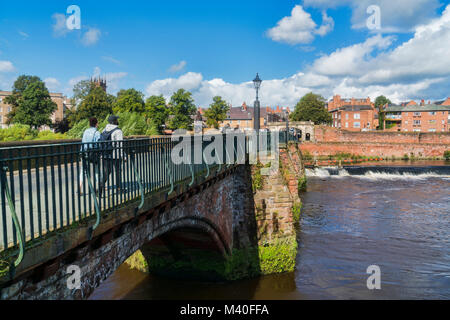 Chester city, old Dee Bridge, rivière Dee, ensoleillée, England, UK Banque D'Images