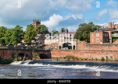 Chester city, old Dee Bridge, rivière Dee, ensoleillée, England, UK Banque D'Images