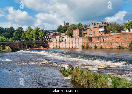 Chester city, old Dee Bridge, rivière Dee, ensoleillée, England, UK Banque D'Images