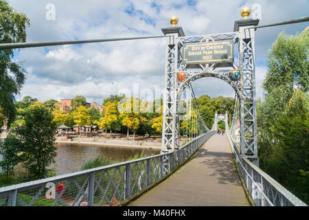 Chester city, Queen's Park, pont, rivière Dee, ensoleillée, England, UK Banque D'Images