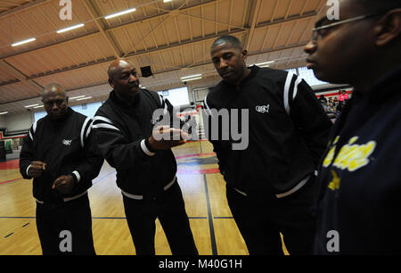 M. Danny White (centre gauche), un terrain de basket-ball, indique à l'arbitre un coach sur les règles au cours de l'année 2015, Martin Luther King Memorial Basketball Tournament à Kleber Kaserne, Allemagne le 16 janvier 2015. Les membres militaires et civils de la défense de l'ensemble de la région européenne ont participé au tournoi de basket-ball de trois jours pour célébrer les contributions du Dr King. (DoD News photo de Brian SSgt Kimball) 150116-F-QP401-403 par DoD Nouvelles Photos Banque D'Images