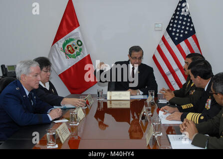 LIMA, Pérou (oct. 4, 2011) -- U.S. Air Force le général Douglas Fraser, commandant du Commandement Sud des États-Unis, se réunit avec le ministre de la Défense Péruvien Daniel Mora, Ambassadeur des États-Unis au Pérou Rose M. Likins péruvien et d'autres dirigeants de la défense du Pérou à l'administration centrale du ministère de la Défense. Fraser a effectué une visite de quatre jours d'Octobre 2 - 6 à la nation d'Amérique du Sud où il a rencontré le ministre de la Défense Daniel Mora, le général de l'armée péruvienne Luis Howell, chef d'état-major interarmées militaire du Pérou, et d'autres hauts dirigeants militaires pour discuter de la future coopération en matière de défense entre les deux pays. (Photo de Jose Ruiz, US Sout Banque D'Images