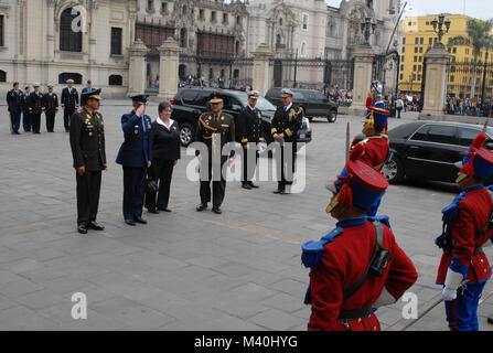 LIMA, Pérou (oct. 4, 2011) -- U.S. Air Force le général Douglas Fraser, commandant du Commandement Sud des États-Unis, rend hommage à la garde de cérémonie comme il arrive au Palais présidentiel du Pérou. Fraser a effectué une visite de quatre jours d'Octobre 2 - 6 à la nation d'Amérique du Sud où il a rencontré le ministre de la Défense Daniel Mora, le général de l'armée péruvienne Luis Howell, chef d'état-major interarmées militaire du Pérou, et d'autres hauts dirigeants militaires pour discuter de la future coopération en matière de défense entre les deux pays. (Photo de Jose Ruiz, US Southern Command Public Affairs) 111004-A-XB980-034 par ussouthcom Banque D'Images