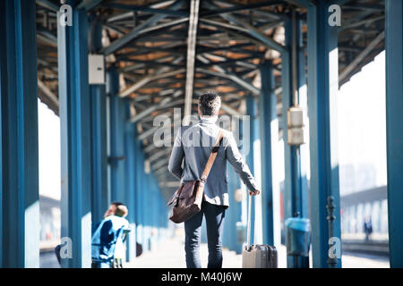 Mature businessman on d'une gare. Banque D'Images