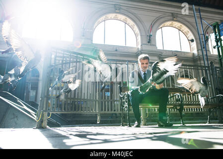 Mature businessman on d'une gare. Banque D'Images