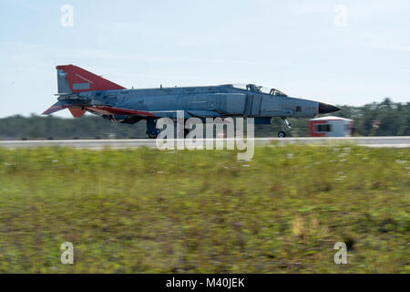 Sans pilote dans le cockpit, un Q-F4 Phantom décolle à la façon drone, une piste à l'est de la Base aérienne Tyndall, en mission au-dessus du golfe du Mexique. Le Q-F4 est piloté à distance depuis un emplacement sur Tyndall AFB.(U.S. Air Force photo/Master Sgt. Jeffrey Allen) 150505-F-CP197-168 (1) par AirmanMagazine Banque D'Images