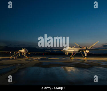 Un MQ-1 Predator et un MQ-9 Reaper affecté à la 432e Escadron de maintenance des aéronefs demeurent prêts pour leur prochaine mission à Creech Air Force Base dans le Nevada. Les deux avions ont fourni des renseignements, surveillance et reconnaissance durant l'opération Iraqi Freedom et l'opération Enduring Freedom. (U.S. Photo de l'Armée de l'air/le s.. Vernon Young Jr.) 150505-F-IO684-838 par AirmanMagazine Banque D'Images