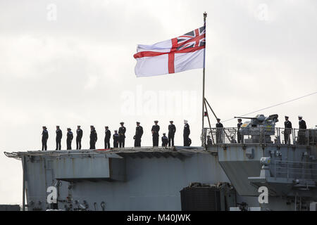 Le HMS Ocean voiles dans Plymouth, Devon, pour la toute dernière fois qu'un navire de la Marine royale service. Banque D'Images