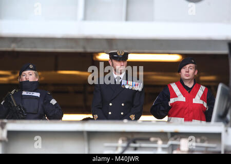 Le HMS Ocean voiles dans Plymouth, Devon, pour la toute dernière fois qu'un navire de la Marine royale service. Banque D'Images