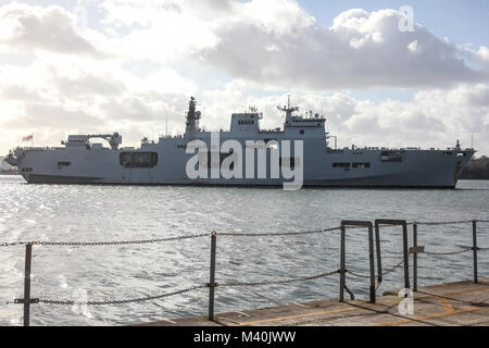 Le HMS Ocean voiles dans Plymouth, Devon, pour la toute dernière fois qu'un navire de la Marine royale service. Banque D'Images