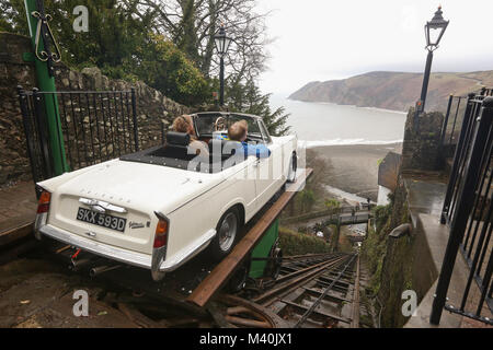 Classic cars ride le Lynton et Lynmouth Cliff Railway dans le Nord du Devon Banque D'Images