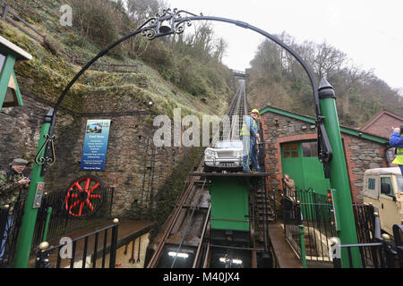 Classic cars ride le Lynton et Lynmouth Cliff Railway dans le Nord du Devon Banque D'Images