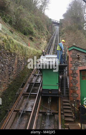 Classic cars ride le Lynton et Lynmouth Cliff Railway dans le Nord du Devon Banque D'Images