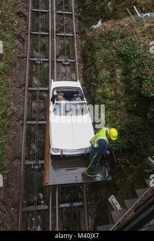 Classic cars ride le Lynton et Lynmouth Cliff Railway dans le Nord du Devon Banque D'Images