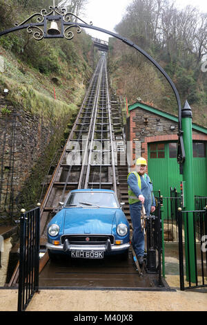 Classic cars ride le Lynton et Lynmouth Cliff Railway dans le Nord du Devon Banque D'Images