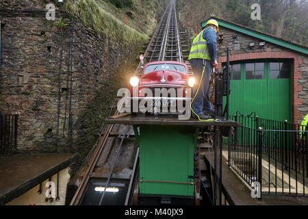 Classic cars ride le Lynton et Lynmouth Cliff Railway dans le Nord du Devon Banque D'Images